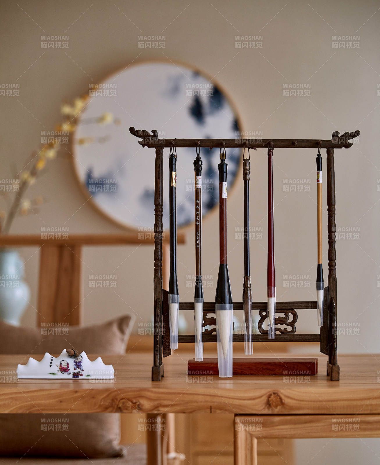 古風(fēng)筆架與毛筆陳列