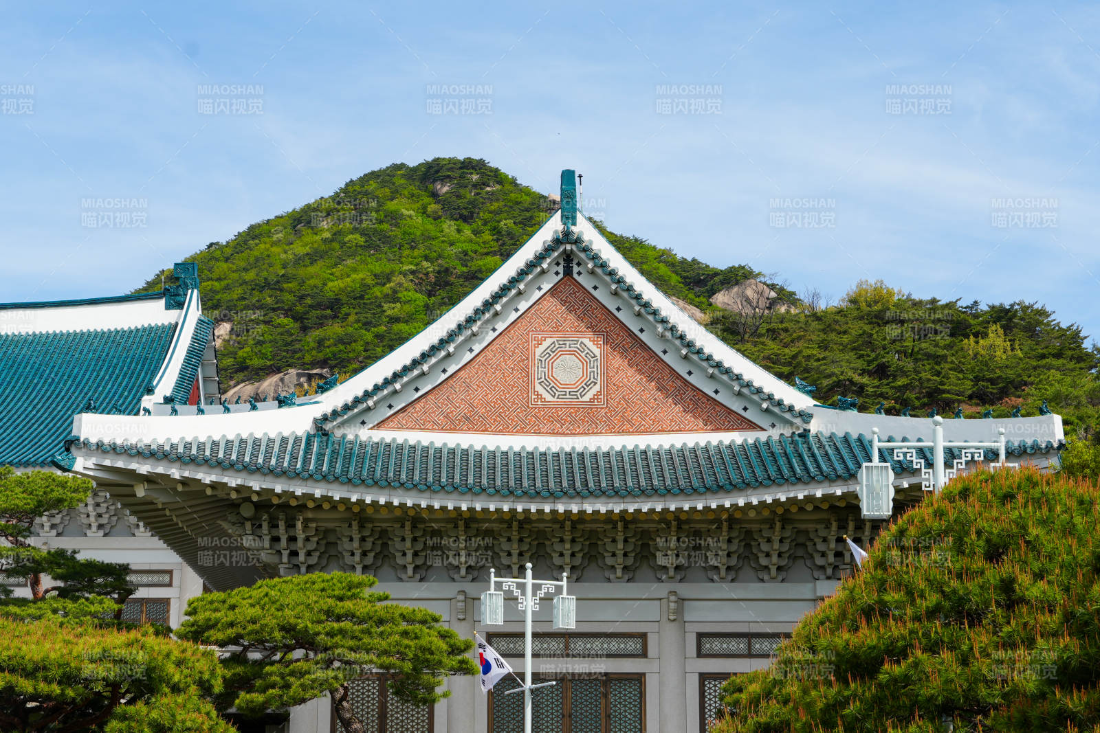 韓國傳統建筑與山景