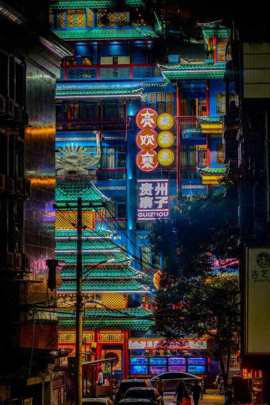 夜色中的古建筑霓虹燈影