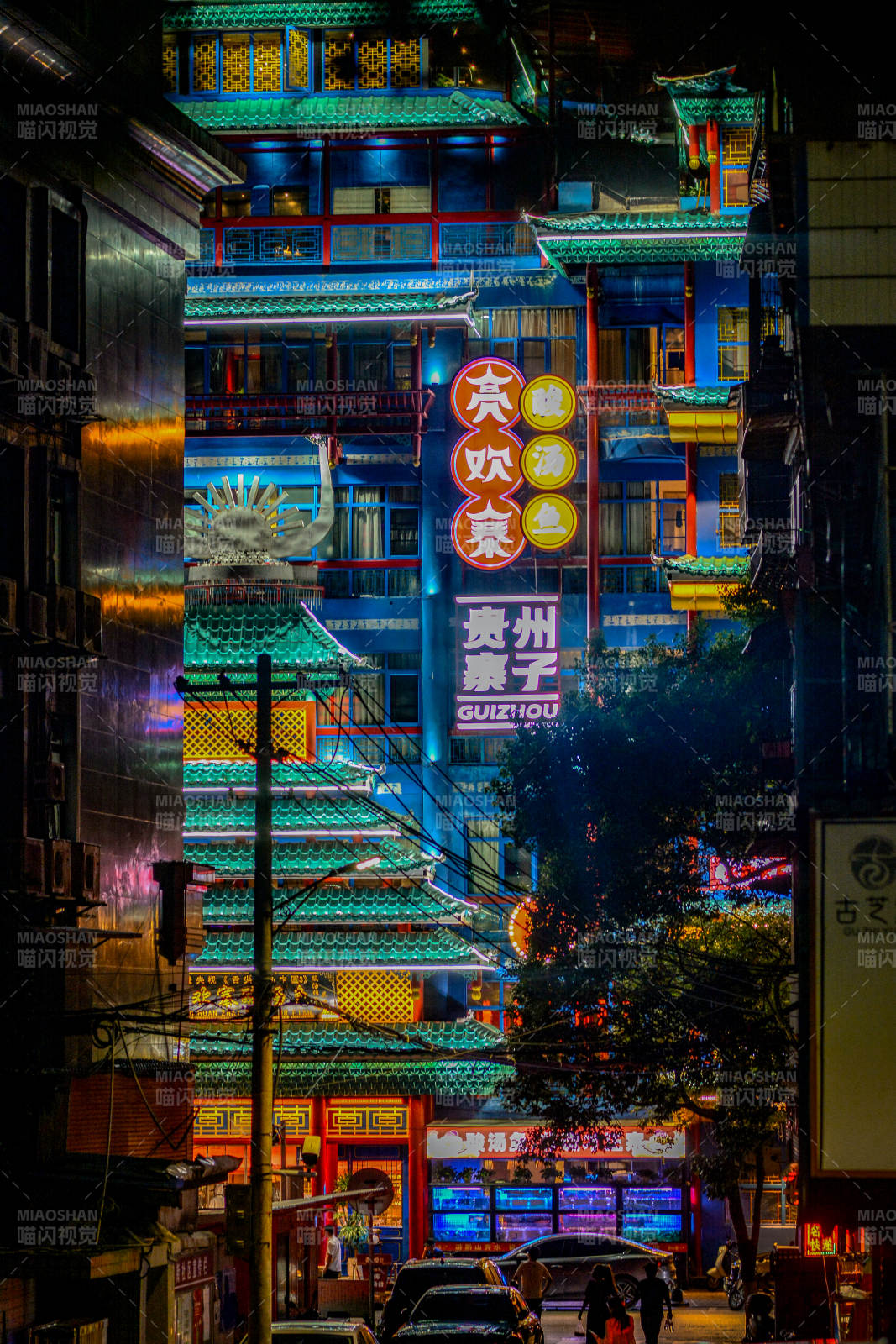 夜色中的古建筑霓虹燈影