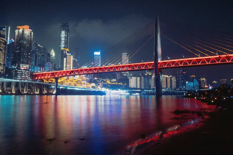 夜景中的城市與橋梁