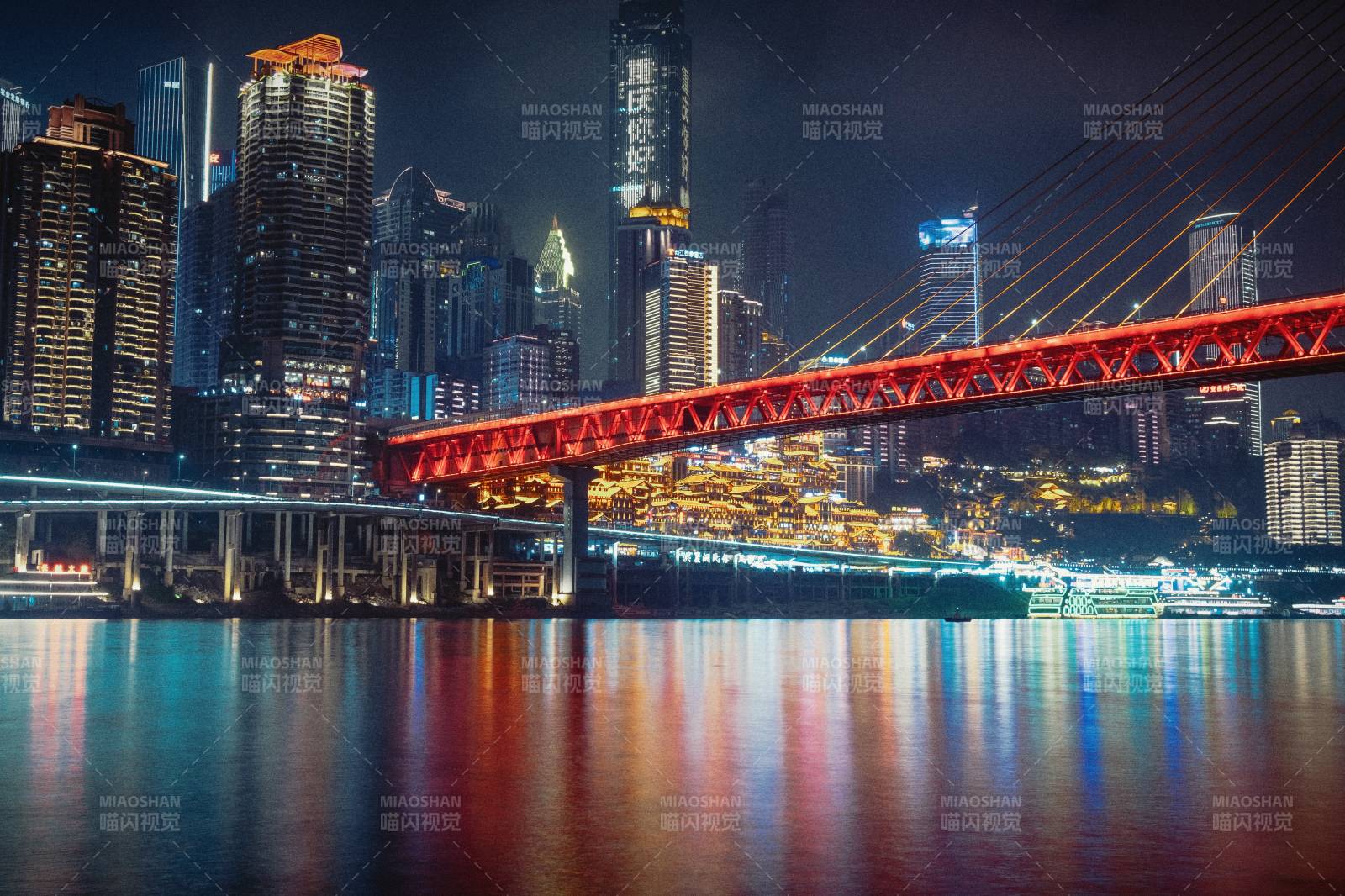 夜景城市橋梁倒影