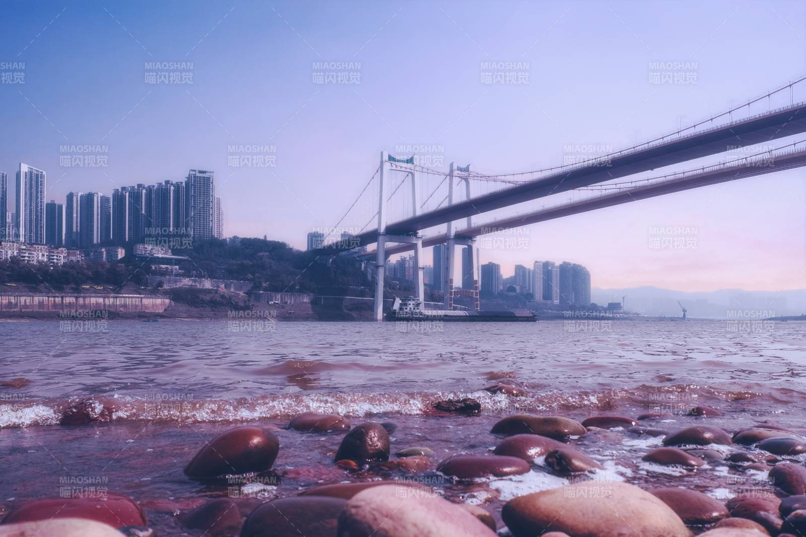 城市江景與大橋