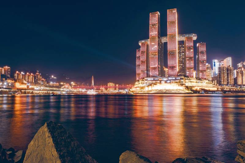 夜景中的城市天際線