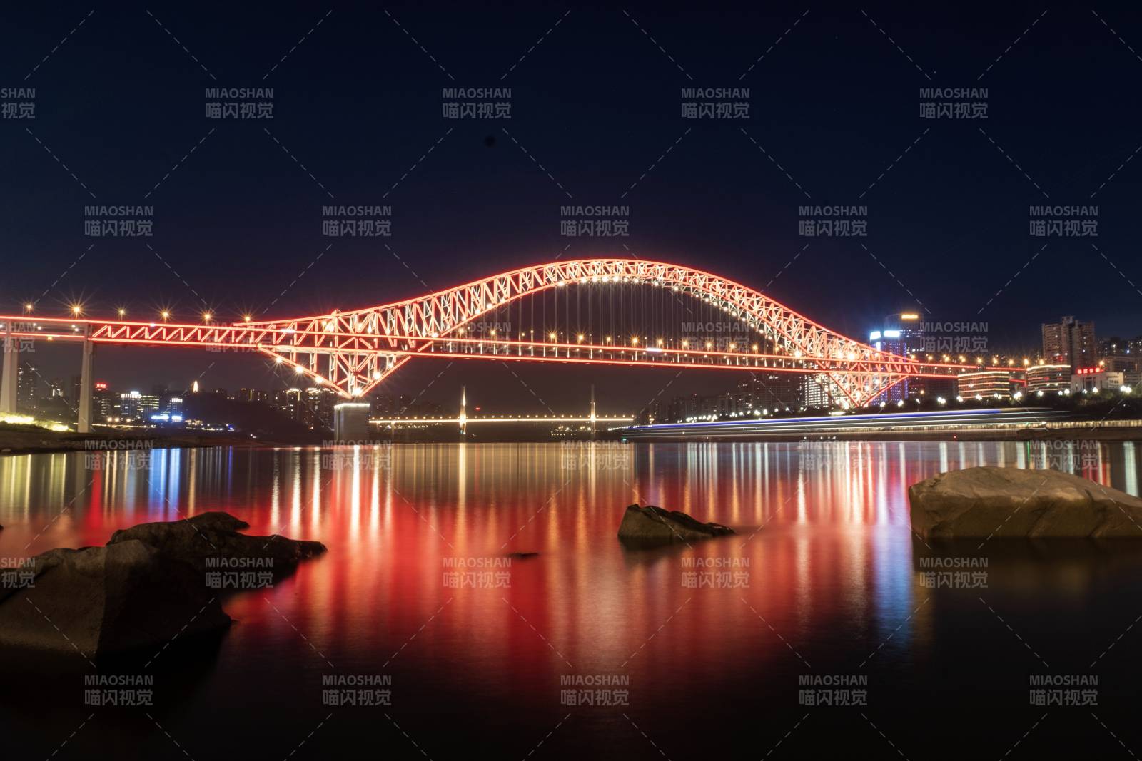 夜色中的紅色拱橋倒影