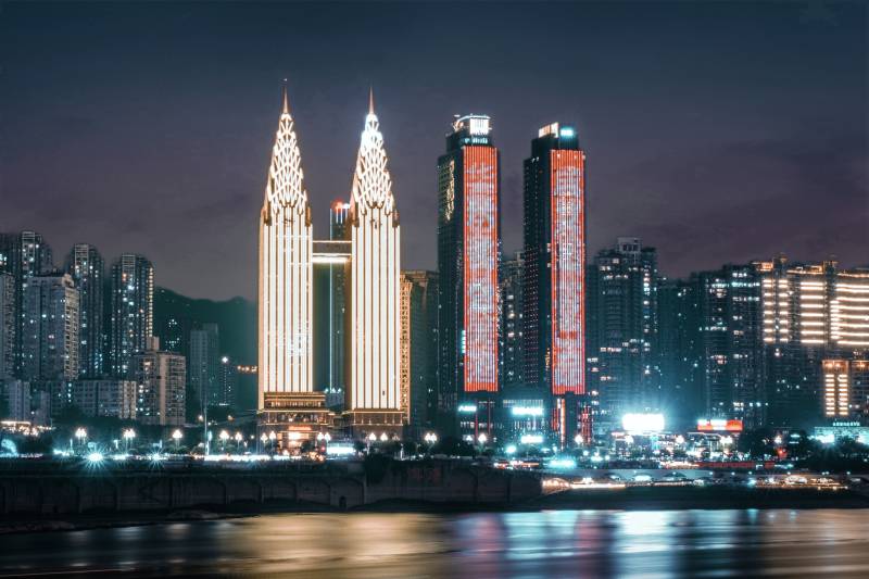 夜景中的雙子塔與城市燈火