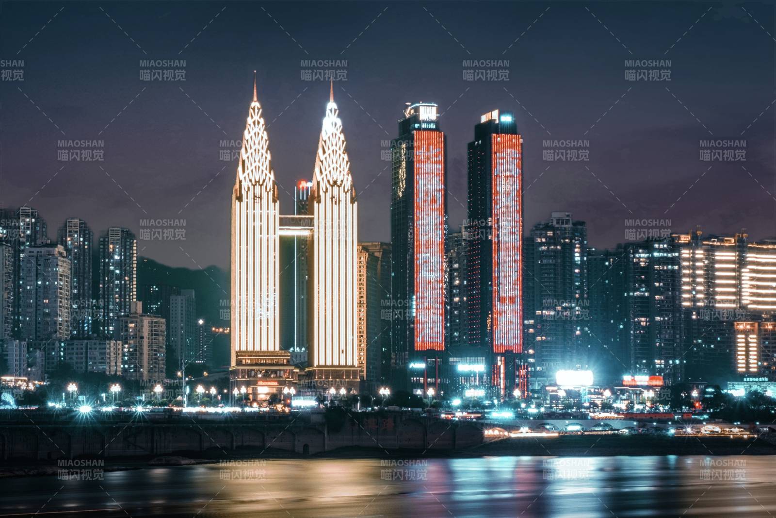 夜景中的雙子塔與城市燈火