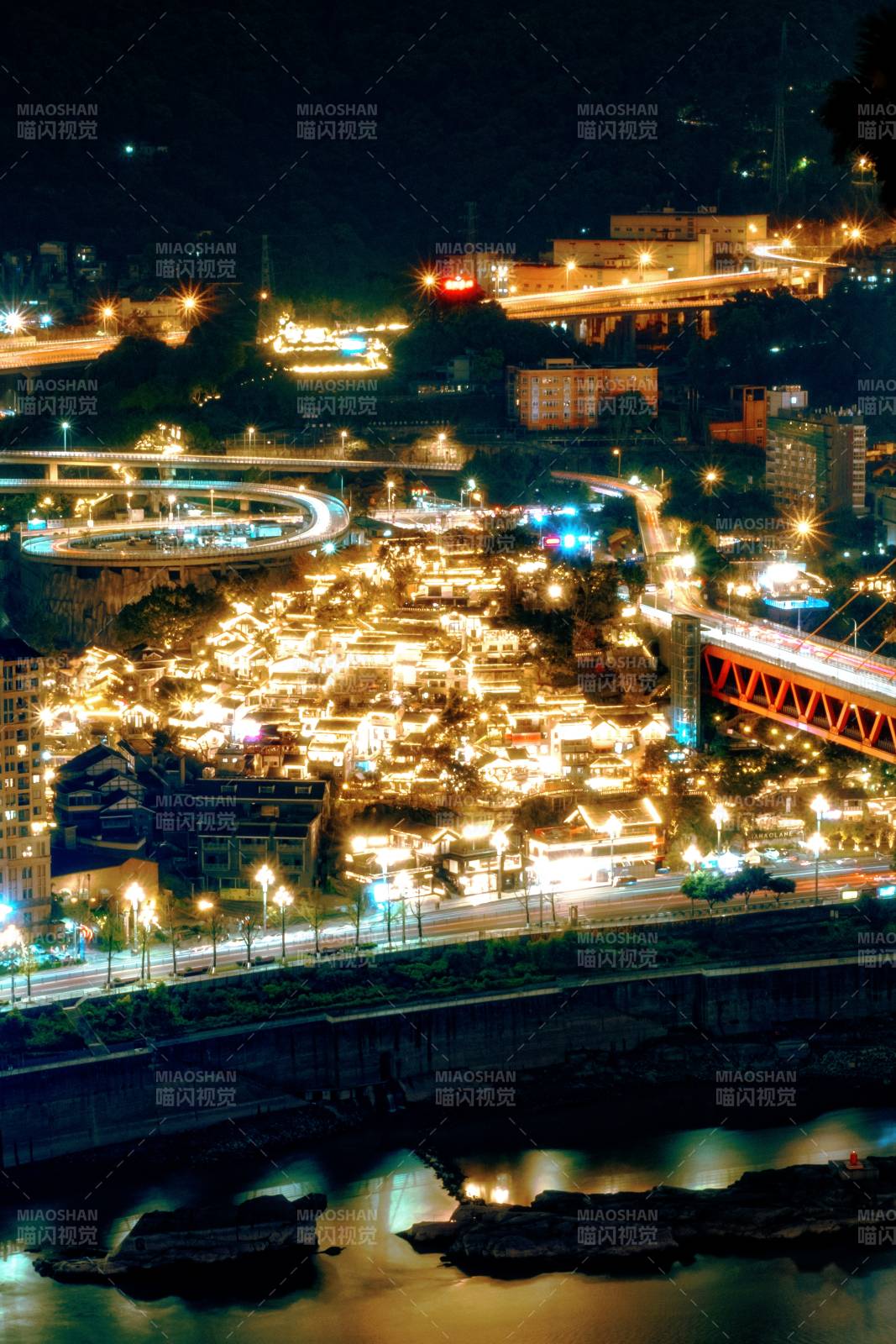 夜景中的城市燈火輝煌