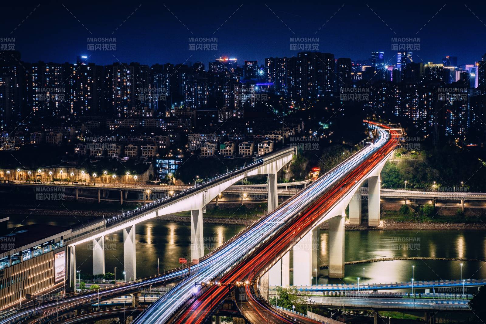 夜景城市橋梁光影流動(dòng)