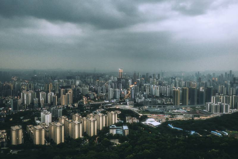 城市陰云籠罩高樓林立