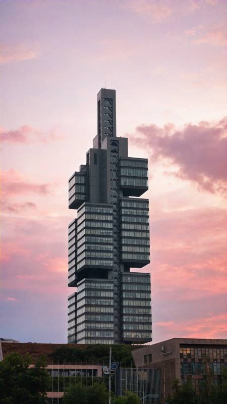現代大樓夕陽剪影