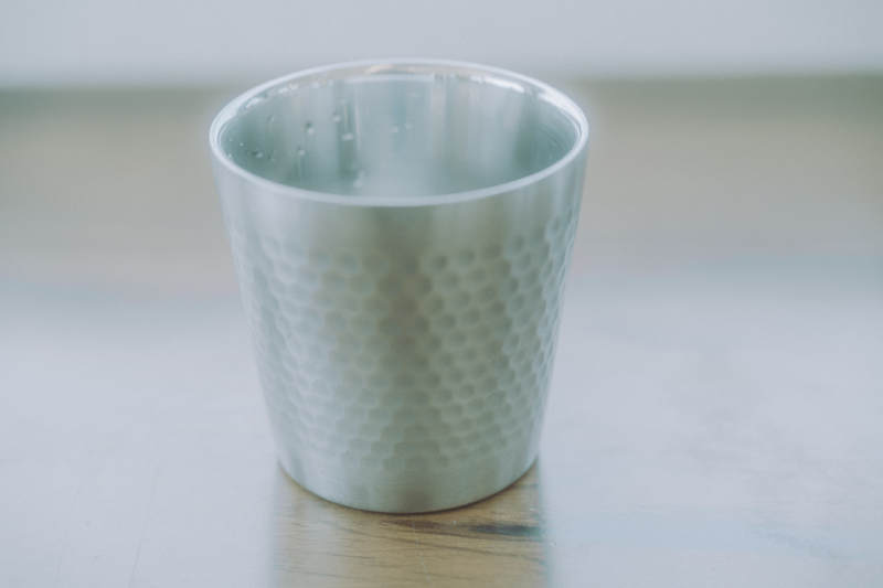 简约不锈钢杯静置桌面