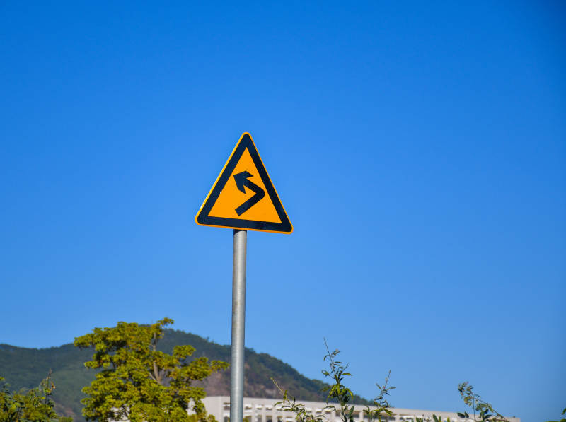 彎道警示標志