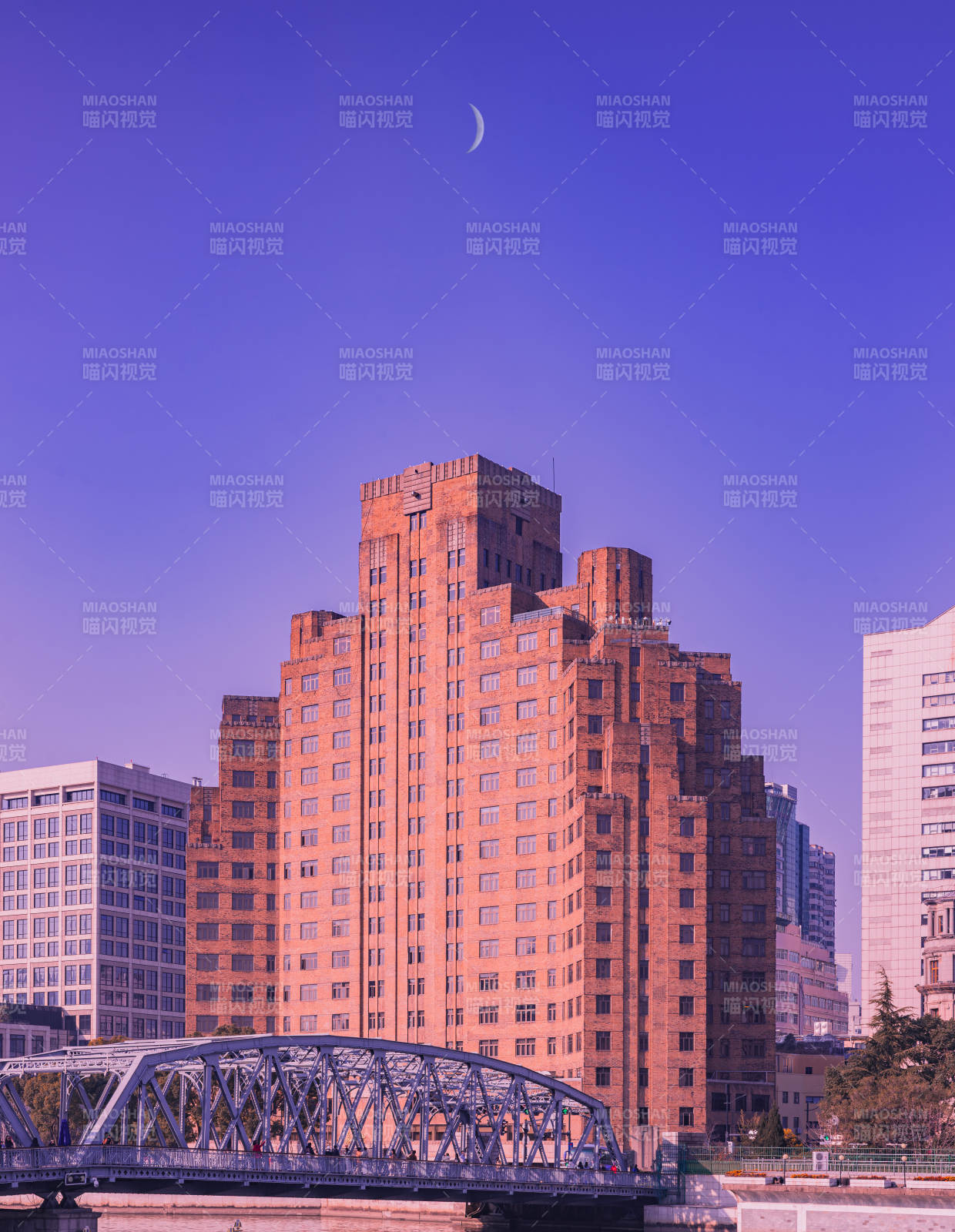 城市黃昏 新月高懸