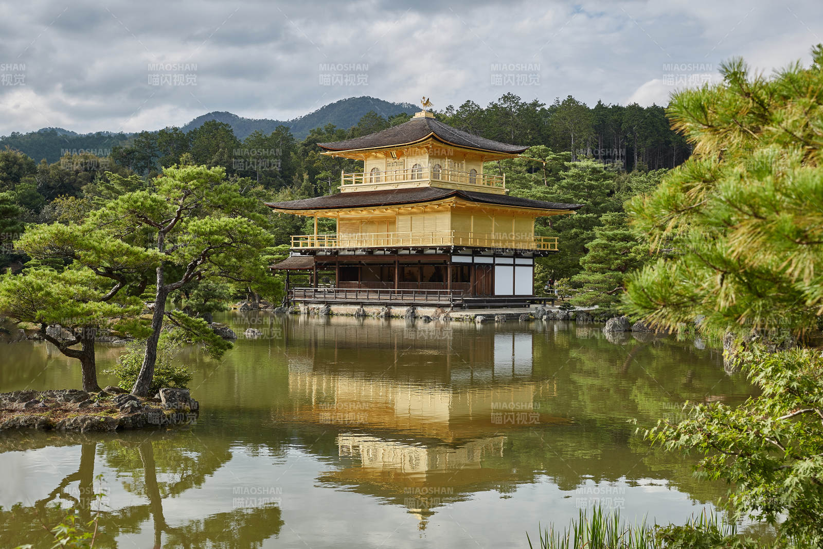 金閣寺倒影湖中景