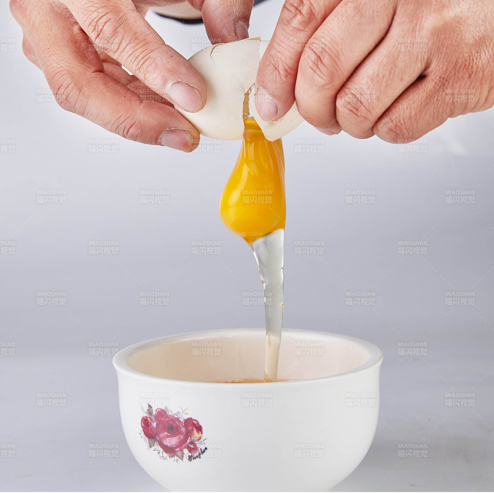 打雞蛋入碗