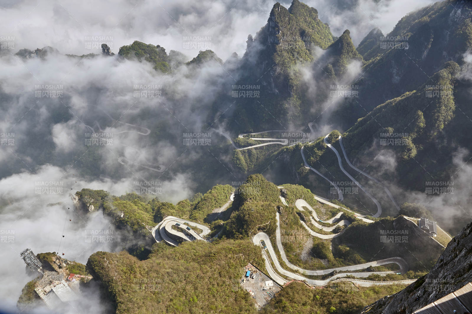 云海中的盤山公路
