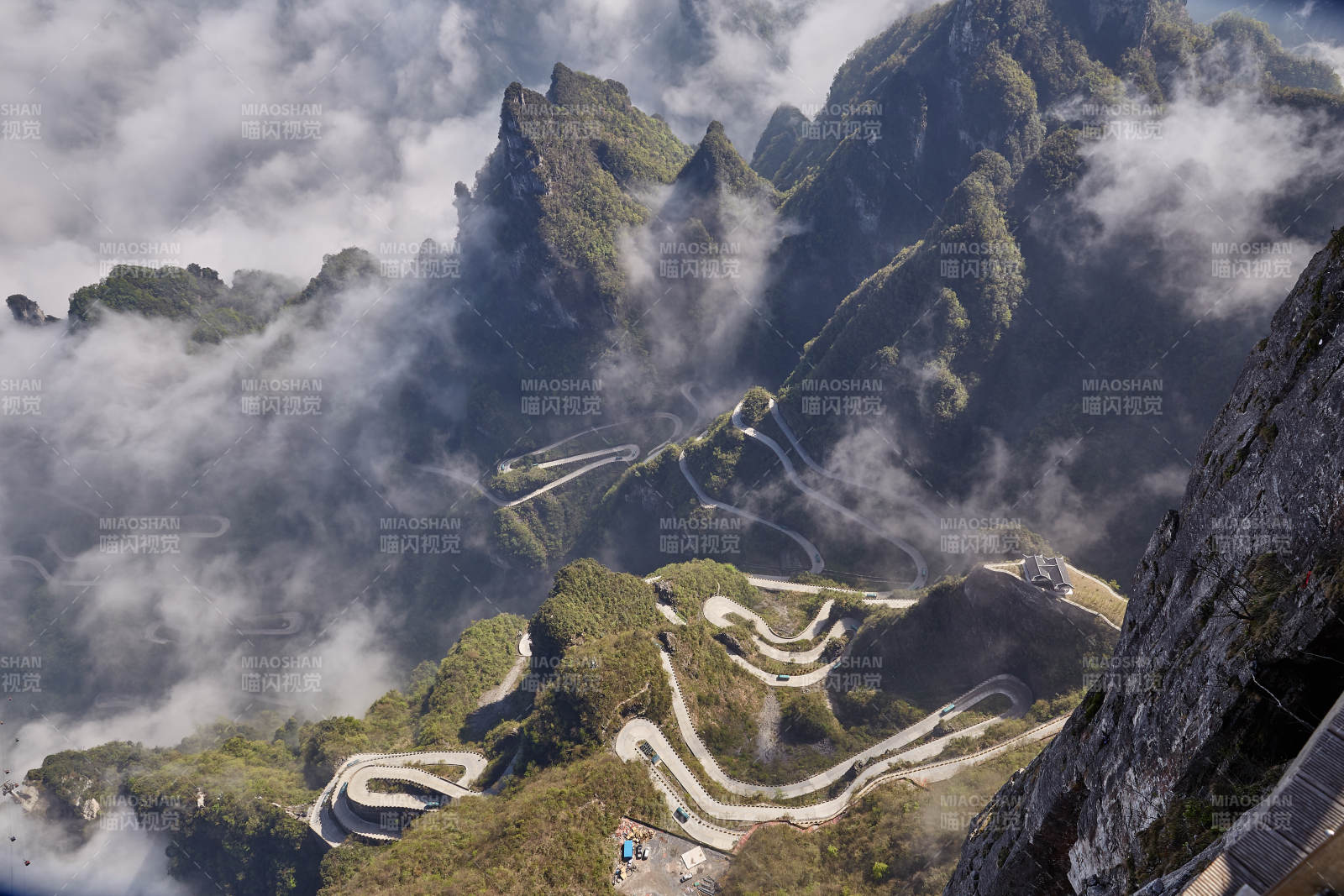 云海繚繞的山間公路