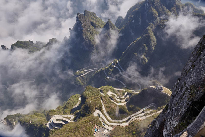 云?？澙@的山間公路