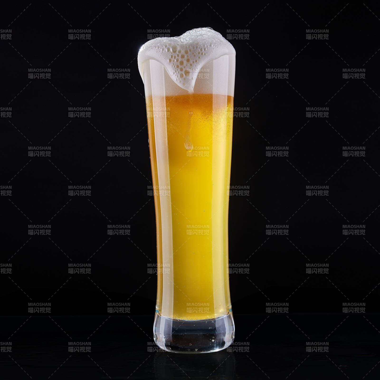 金黃啤酒泡沫特寫