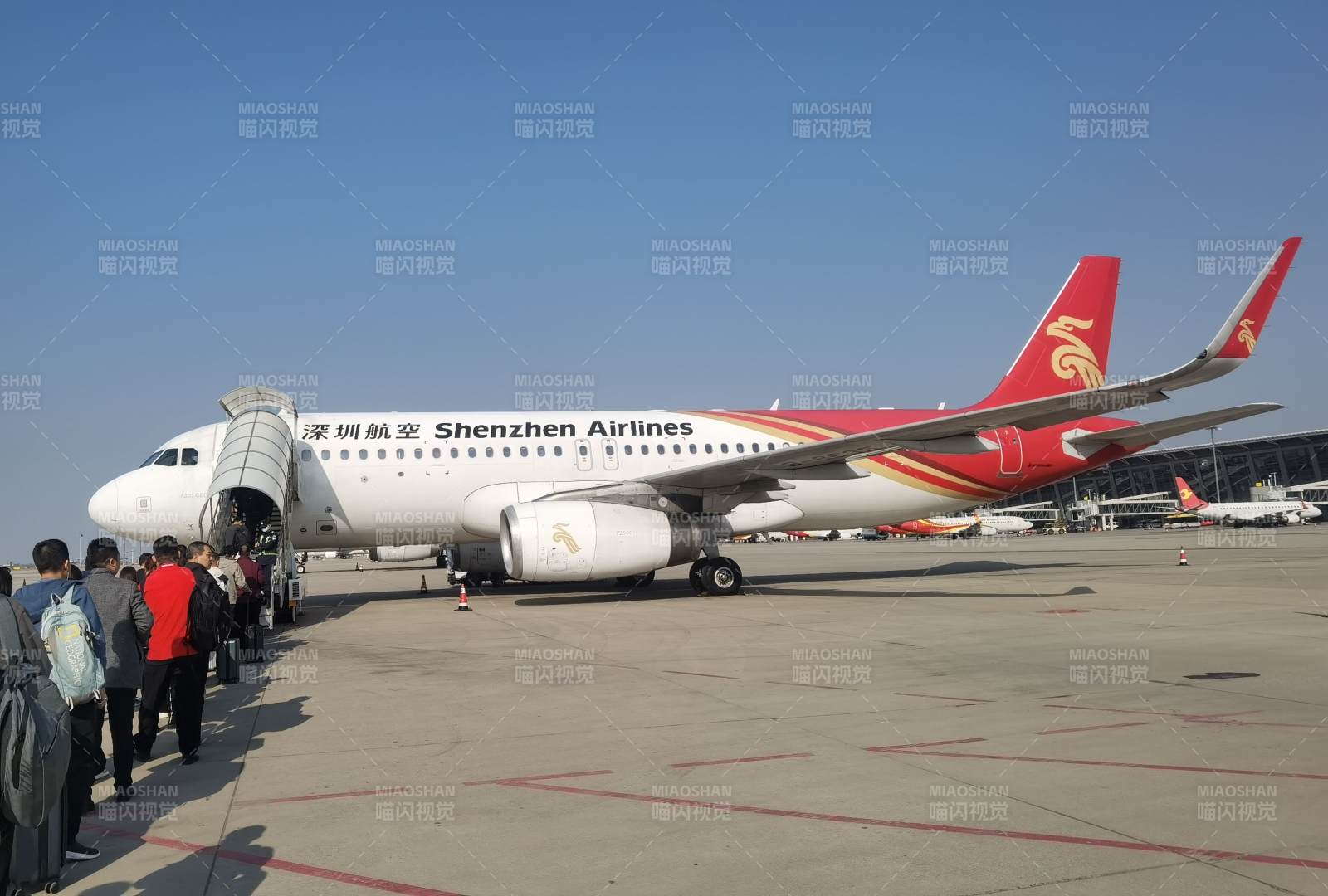深圳航空飛機停靠登機口
