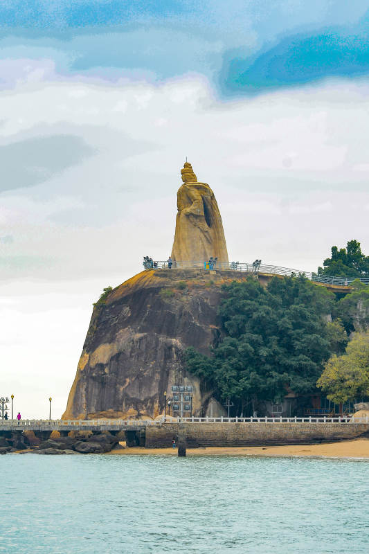 海邊巨石雕像風光