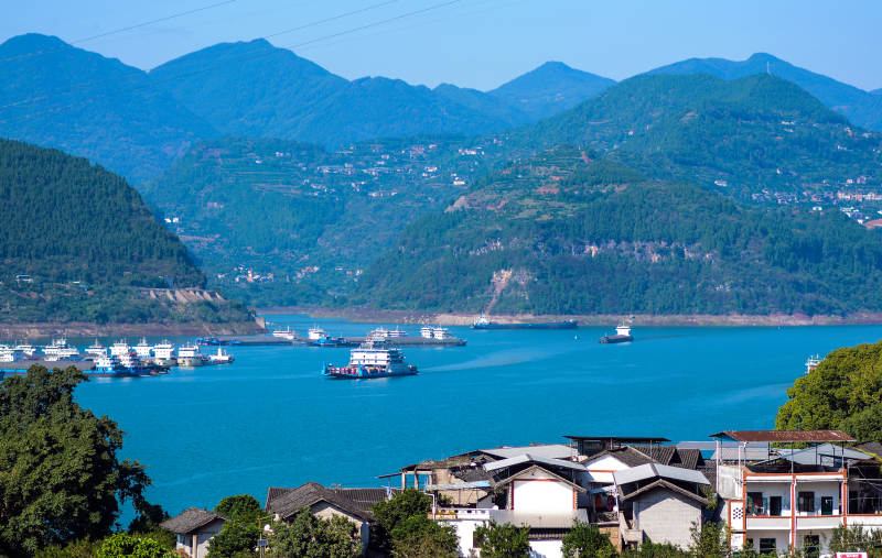 山水環繞 江畔村落寧靜