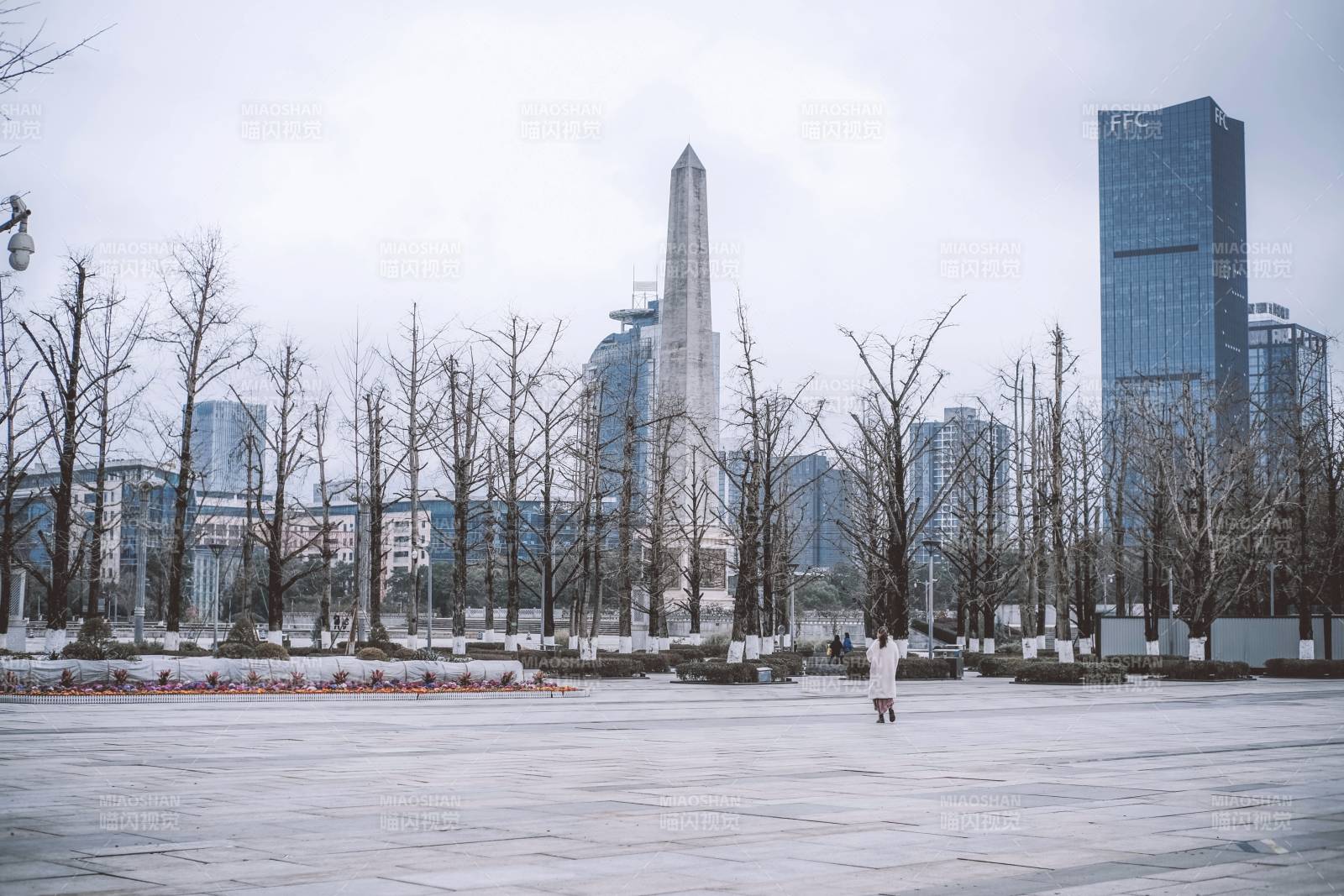 冬日城市廣場與高樓
