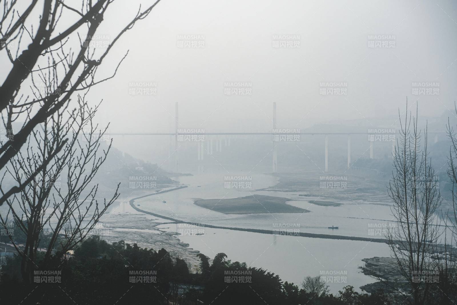霧中大橋靜謐河景