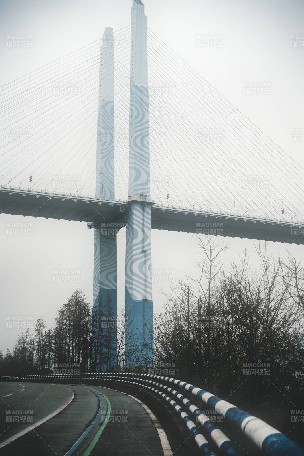 霧中大橋 靜謐之美