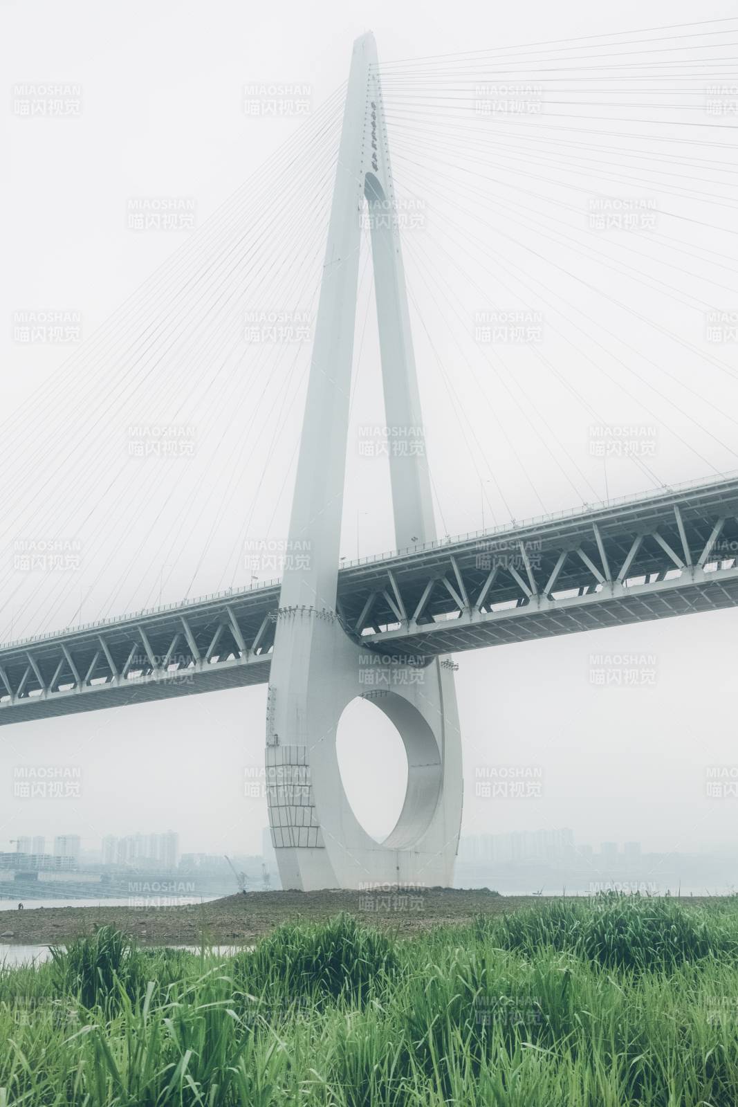 霧中大橋 圓環設計獨特
