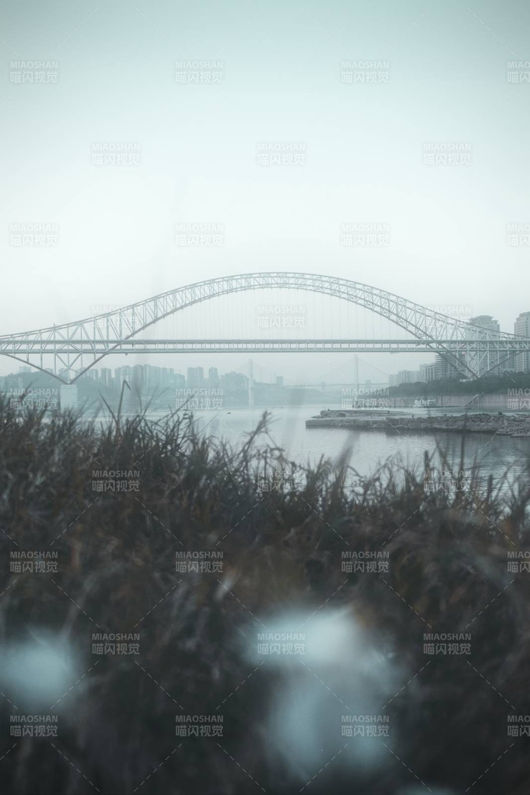 霧中拱橋靜謐景