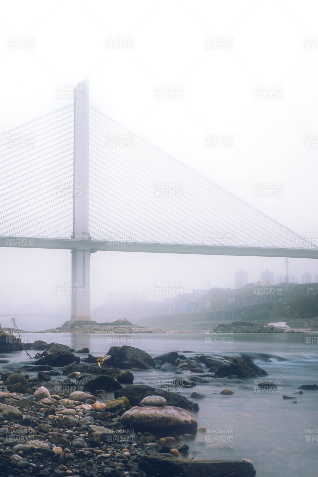 霧中大橋靜謐景致
