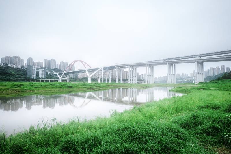 霧中拱橋映江水