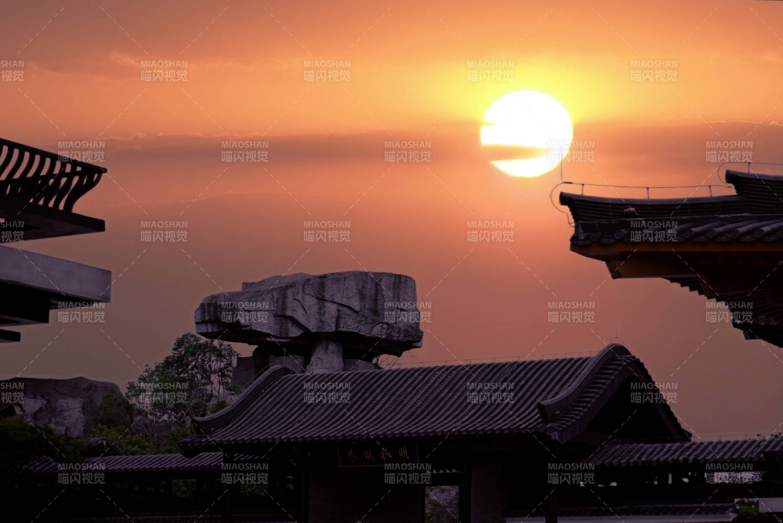 夕陽映照古建筑之美