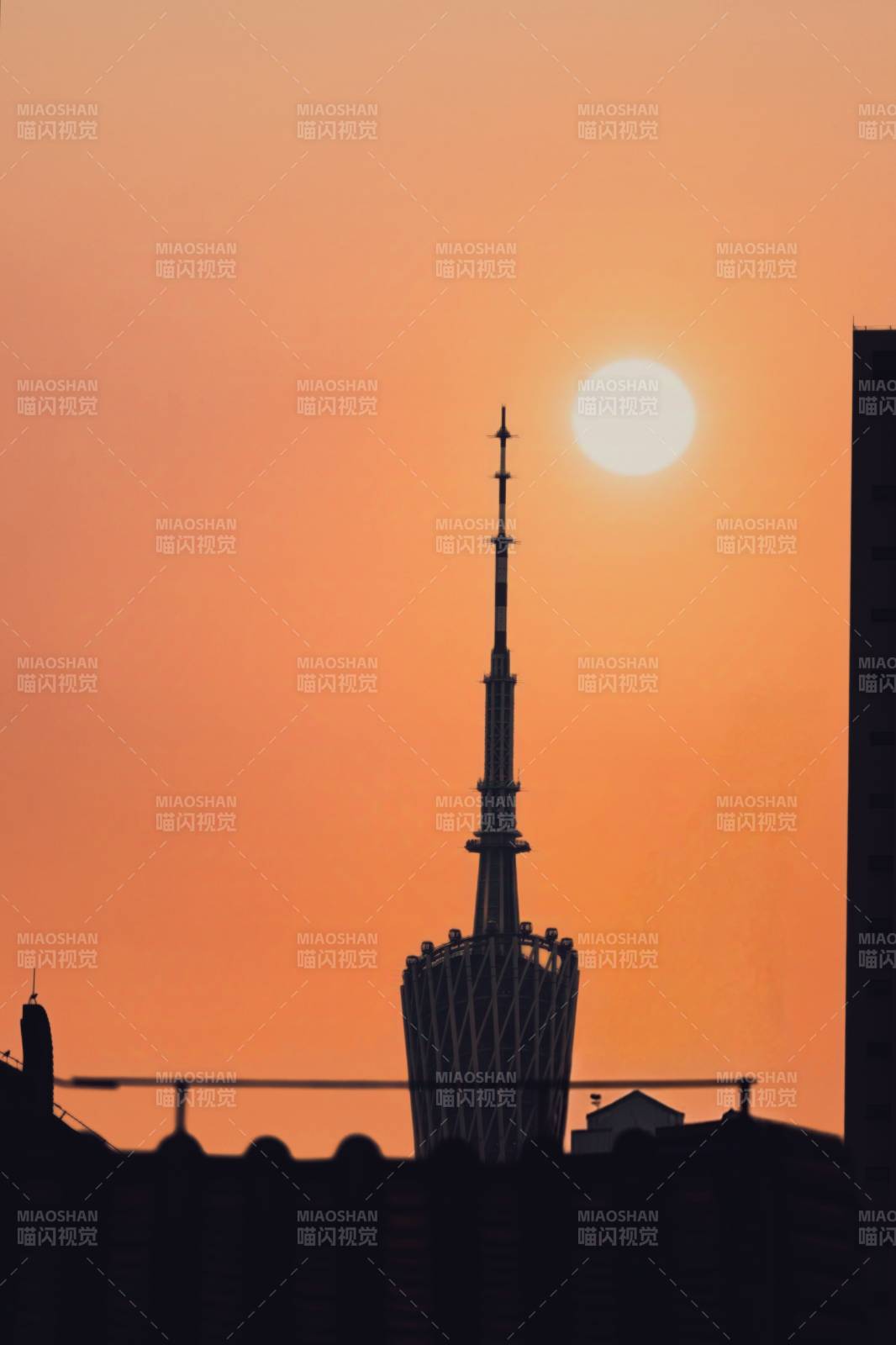 夕陽下的塔尖剪影