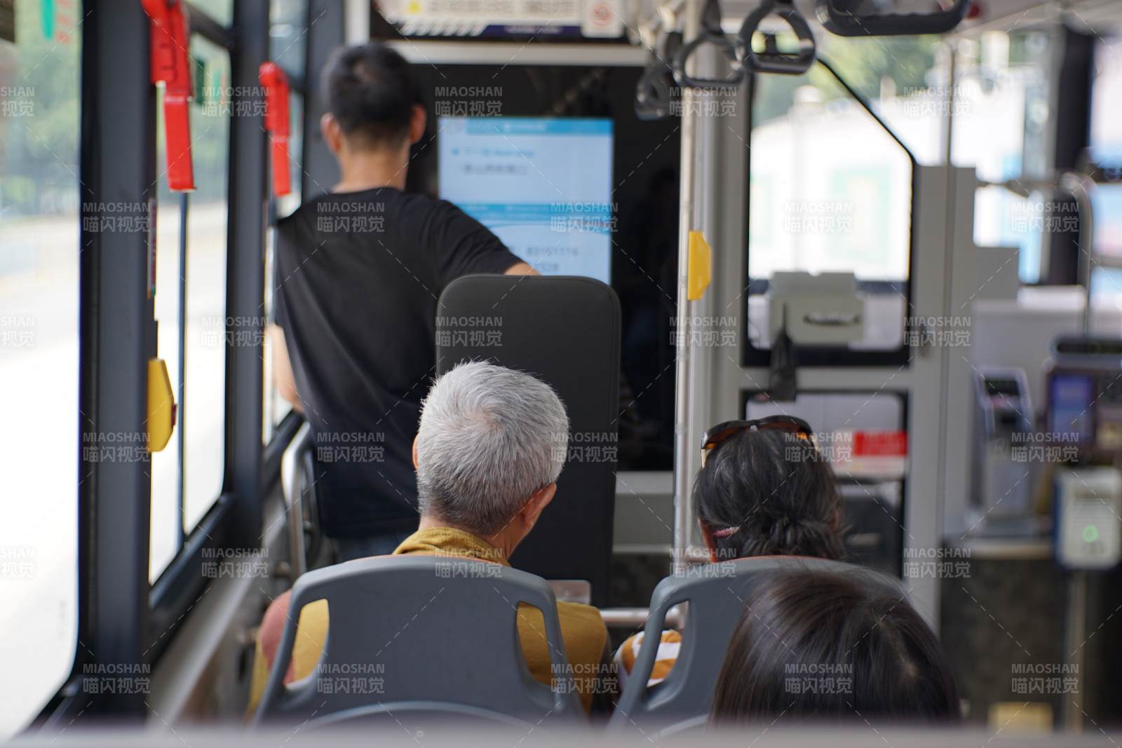 公交車內(nèi)乘客場景