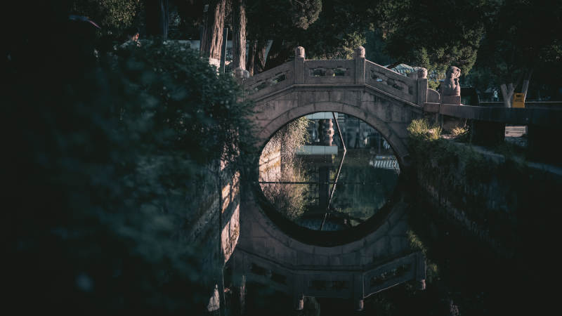 古橋圓洞映綠蔭