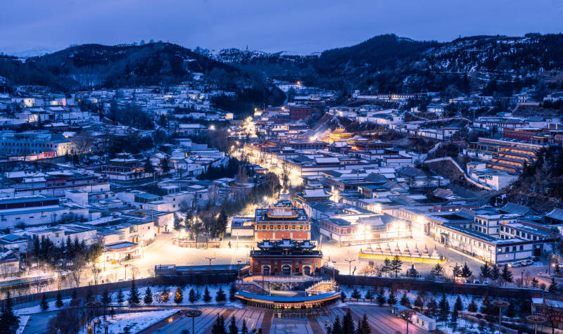 雪夜小鎮燈火輝煌