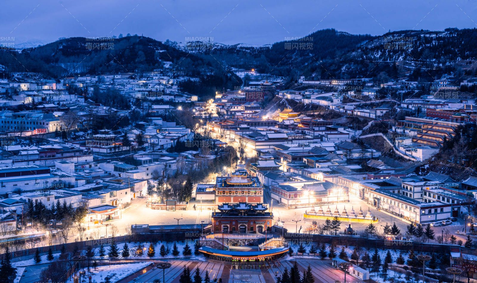 雪夜小鎮(zhèn)燈火輝煌