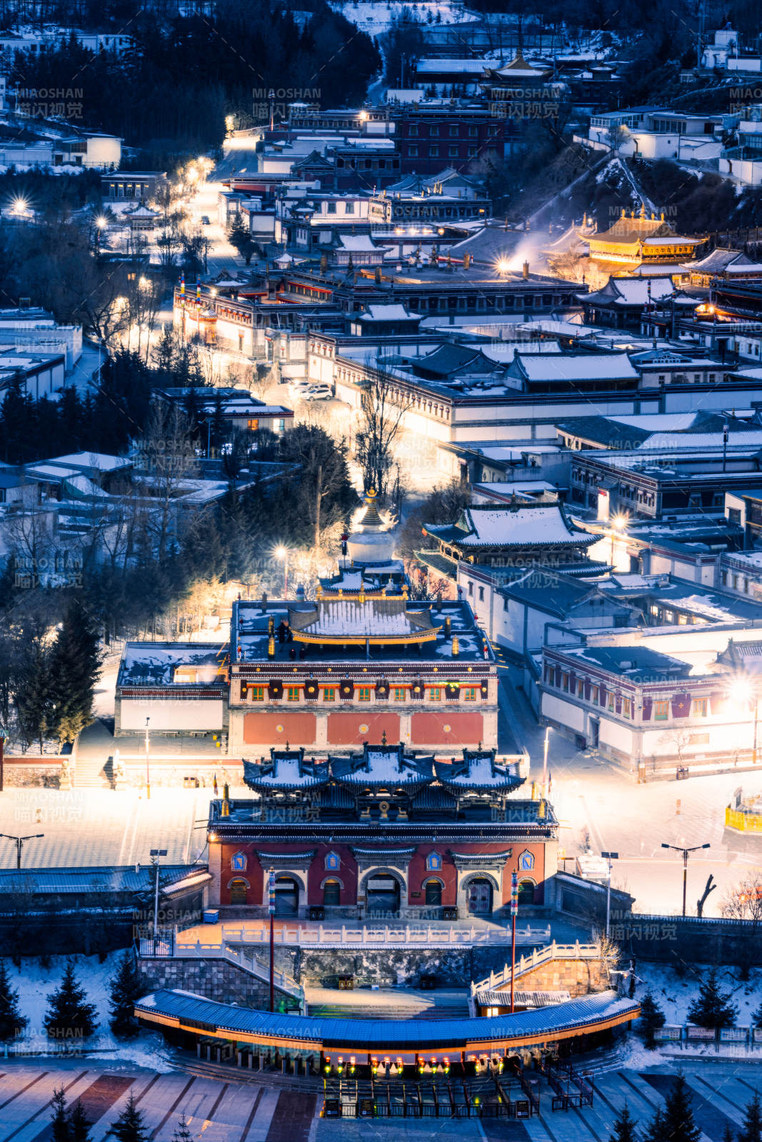 雪夜中的寺廟燈火輝煌