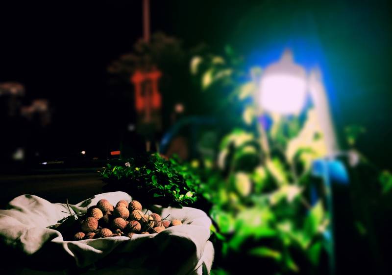 夜市果攤 燈光下的荔枝