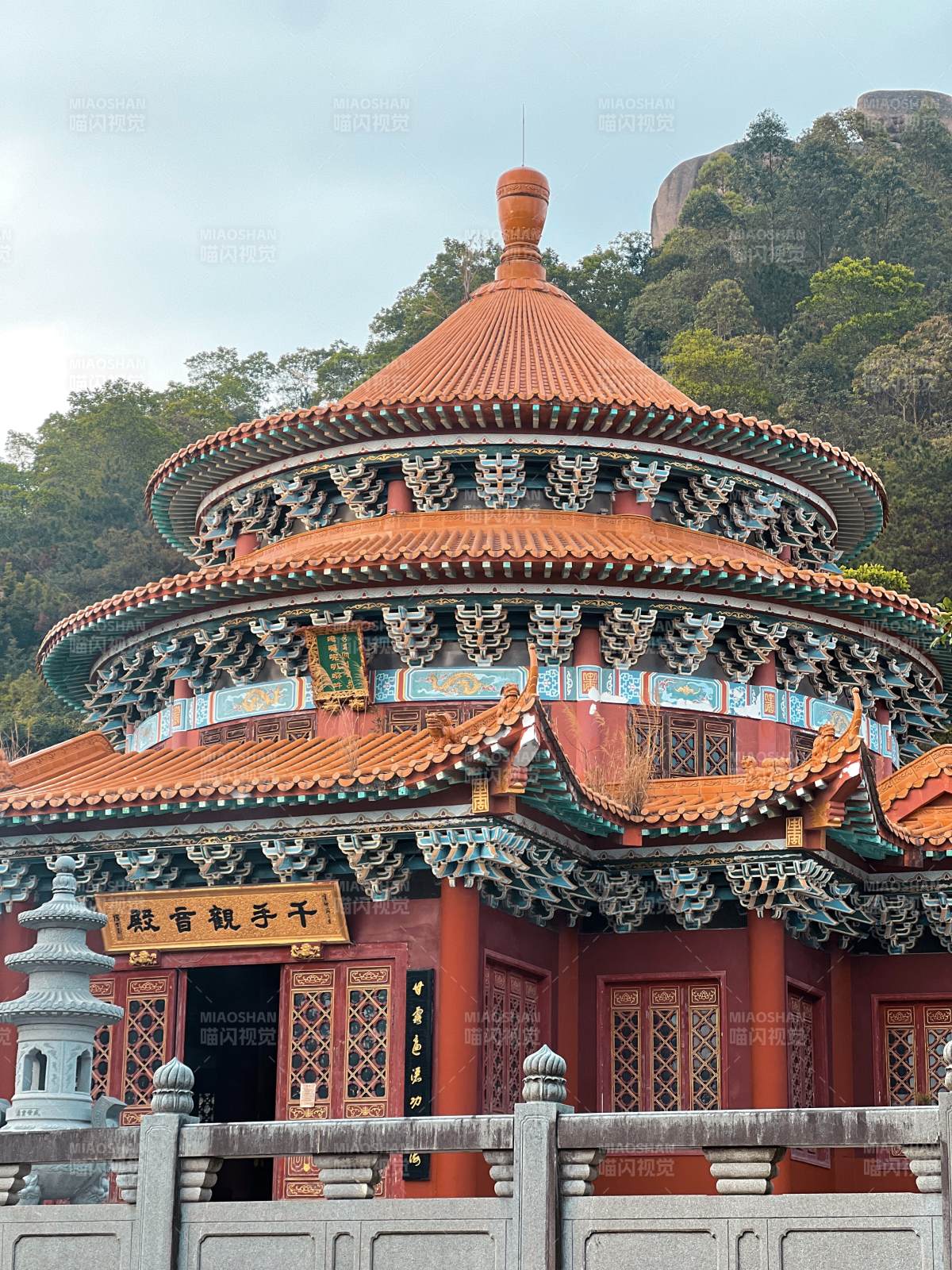 古塔山間 紅墻綠樹(shù)相映