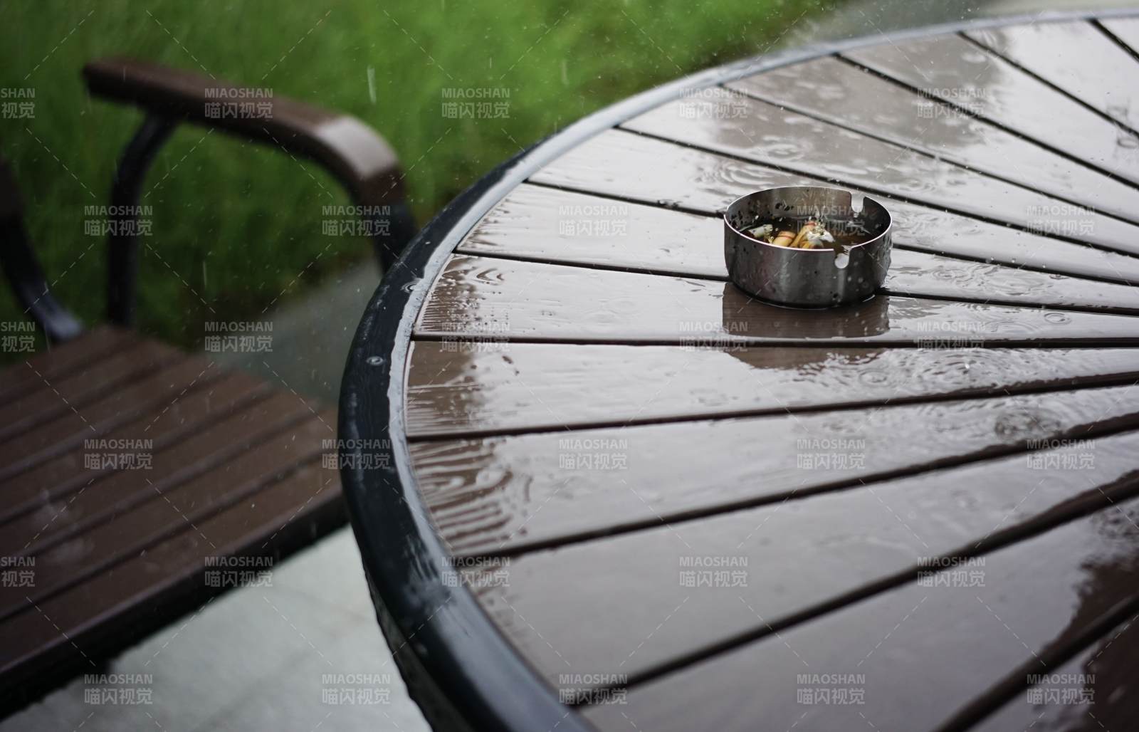 雨中餐桌上的金屬碗
