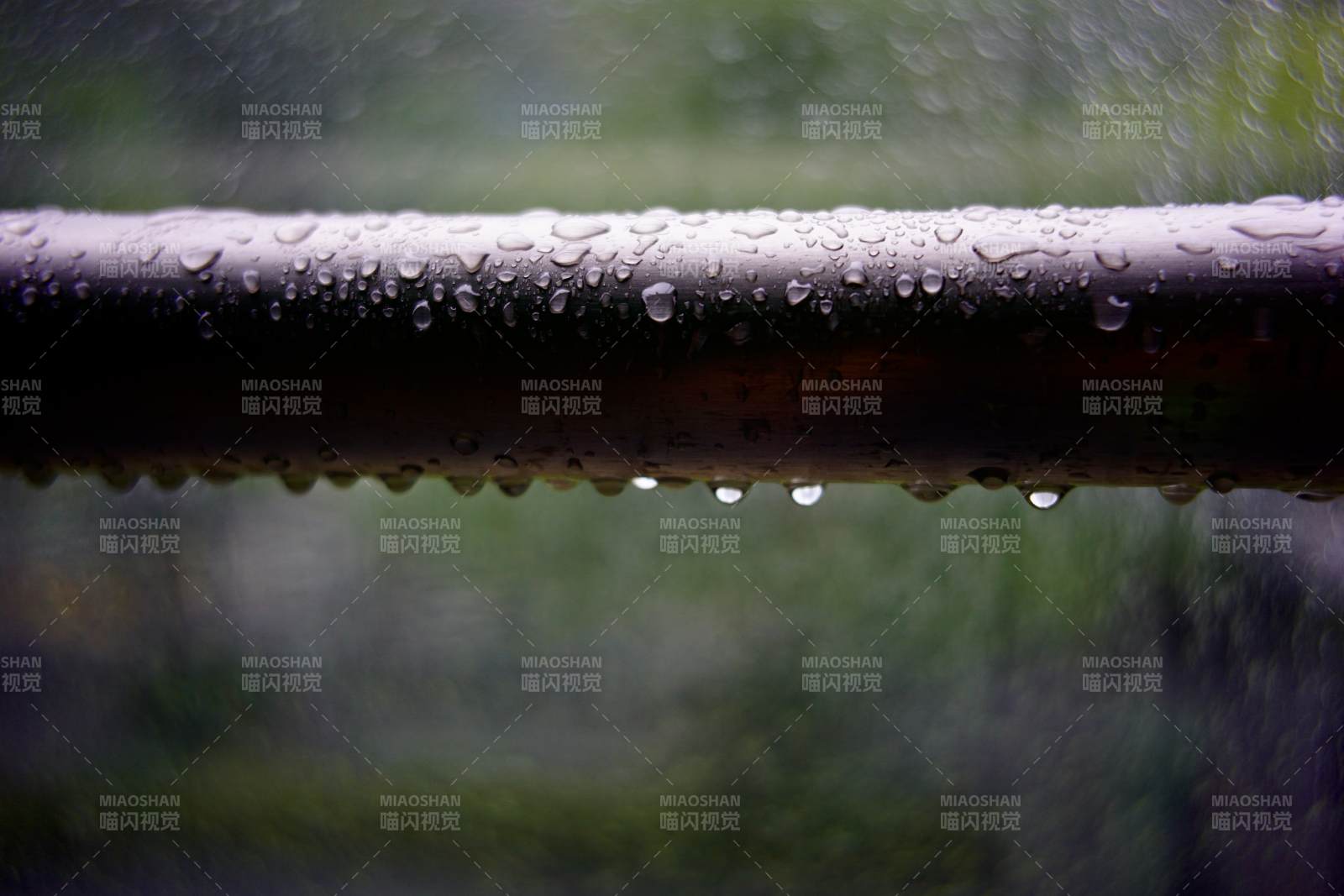 雨滴在欄桿上晶瑩剔透