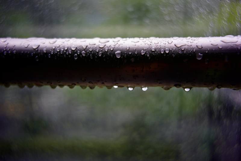 雨滴在欄桿上晶瑩剔透