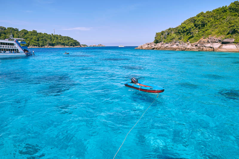碧海藍天 小舟悠然