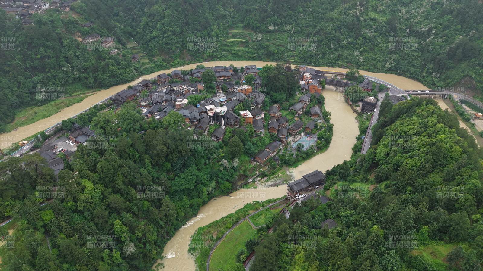 山間村落 綠水環繞