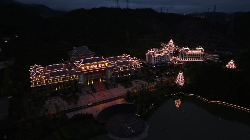 夜景中的建筑群燈火輝煌