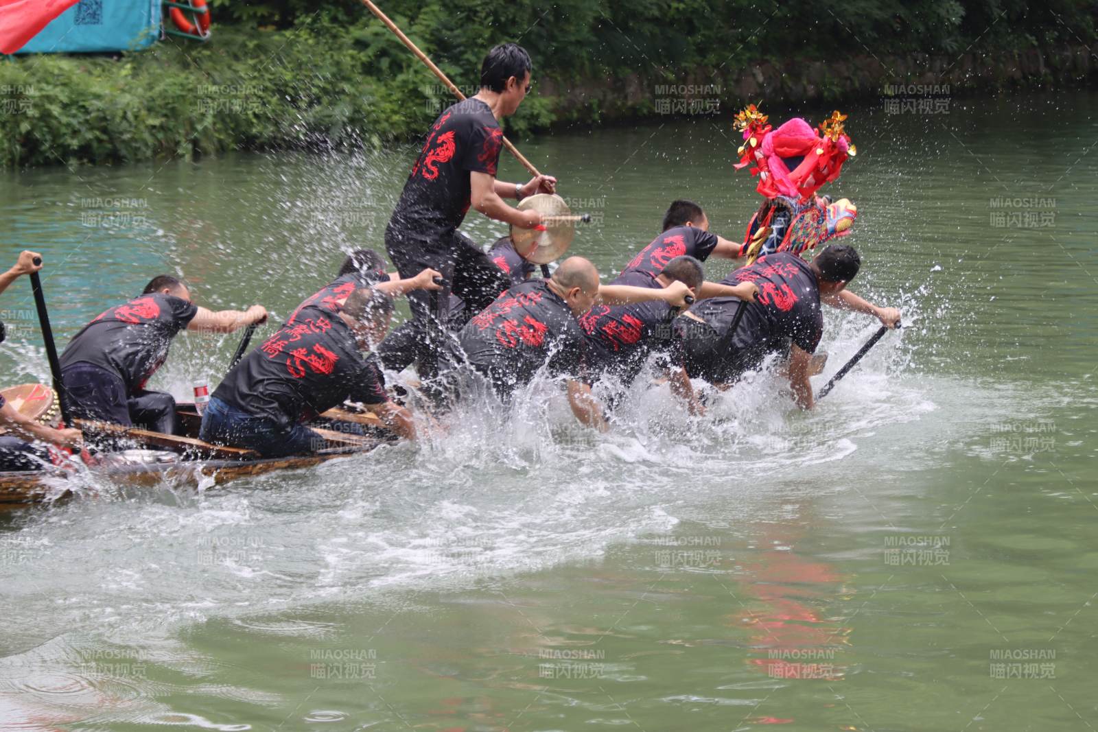 龍舟競渡 水花四濺